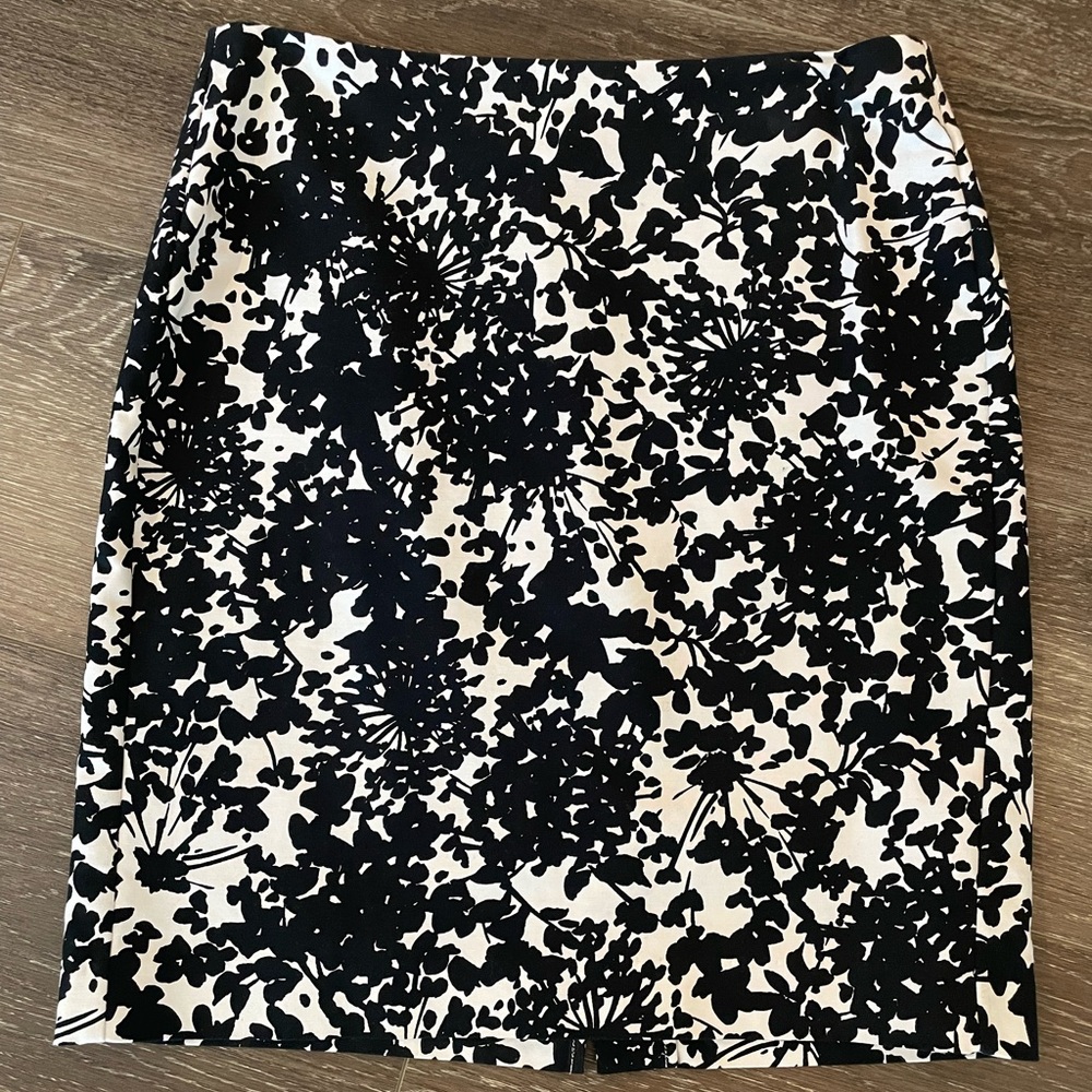 Banana Republic Sz 8 black and white floral pencil skirt